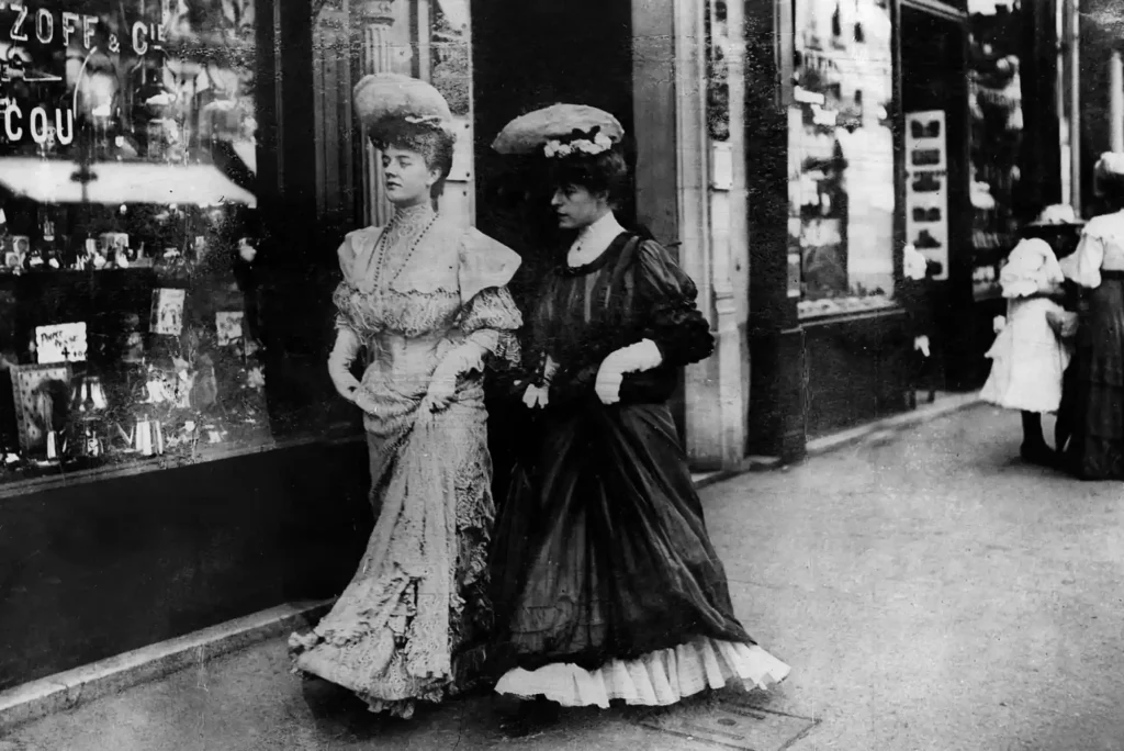 The Cultural Context of Fashion in 1905 Italy